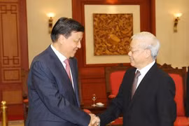 越共中央总书记阮富仲（右）会见中共中央政治局常委、中央书记处书记刘云山。