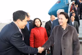 国会主席阮氏金银抵达阿斯塔纳纳扎巴尔耶夫国际机场。