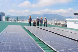 越南建设首座水上漂浮式光伏电站