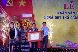 赫耶族同胞传统织锦手工业列入国家非物质文化遗产名单