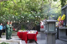 缅怀为捍卫鬼鹿角礁主权牺牲的64名越南人民海军战士