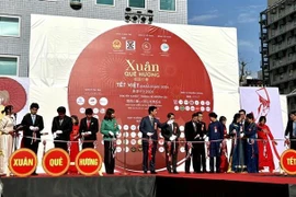 热闹非凡的2024年迎新春活动在日本等地举行