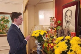 越南共产党成立94周年：英国学者高度赞赏越南共产党的领导作用