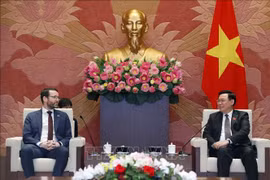 越南国会主席王廷惠会见英国驻越大使伊恩·弗鲁