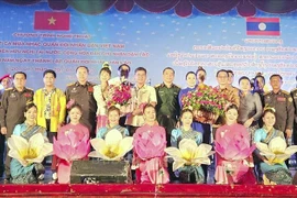 越南驻巴色总领事馆举行庆祝老挝人民军成立75周年文艺演出活动