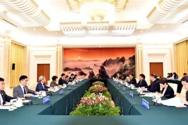 越南国会经济委员会主任武红青会见中国人大财政经济政委员会主任钟山
