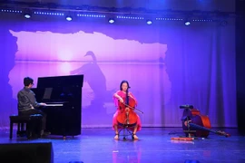 越南大学生在英国展示艺术才华 