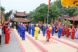 诚心敬香祭拜国祖雒龙君和国母妪姬