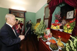 越共中央总书记阮富仲上香缅怀胡志明主席
