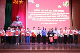 越南国家副主席武氏映春向槟椥贫困人员送上春节慰问品