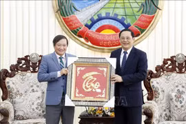 越南党和国家领导人祝贺坎泰·西潘敦同志诞辰100周年