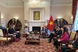 越南政府副总理黎明慨会见美国政界和商界代表