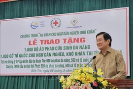 向远洋捕捞渔民赠送国旗和救生衣