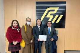 日本大地震：越南驻日本大版总领事馆向地震受灾者移交捐款