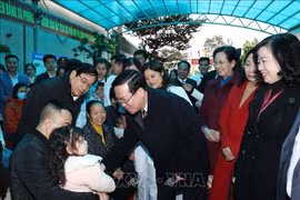 越南国家主席武文赏看望慰问河南省基层医疗卫生机构医务人员