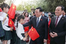 国会主席王廷惠会见旅华越南人代表