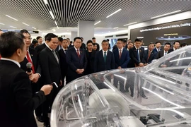 越南国会主席王廷惠会见中国大型集团领导