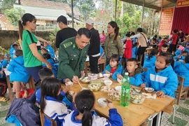 向乂安省边境地区贫困人口赠送数百份礼物