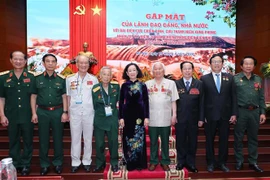 参加奠边府战役的老兵和先锋青年在首都河内会面