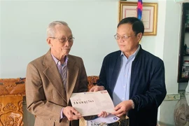 岘港市黄沙县领导走访慰问黄沙证人