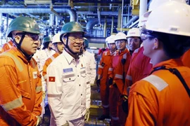 国家主席武文赏在春节之际走访慰问石油钻井平台上的劳动者