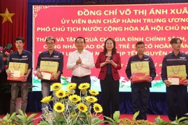  武氏映春看望慰问隆安省优抚家庭和贫困群众