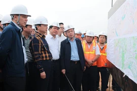 政府副总理陈红河：推进高度公路、输电线路等项目如期完成