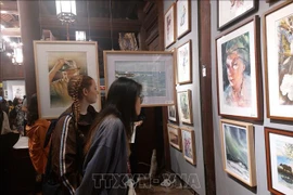 越南有史以来规模最大的国际水彩画展在文庙国子监开展