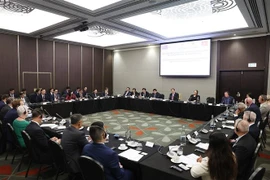 越南总理范明政与新西兰企业举行座谈会