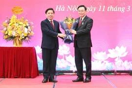 越南国会主席王廷惠荣获党龄40年纪念章