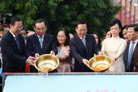 国家主席武文赏和夫人同侨胞在龙屋港上香缅怀胡志明主席和放生鲤鱼