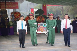 越共中央宣教部部长阮重义出席烈士遗骸追悼会和安葬仪式