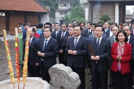 国家主席武文赏敬香纪念安阳王