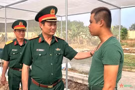 胡志明市司令部代表团走访勉励入伍新兵