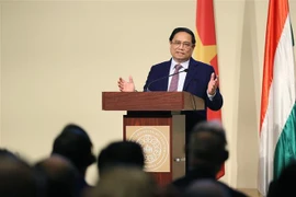范明政总理在匈牙利国家行政大学发表重要讲话