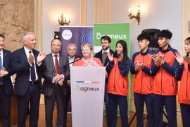  法国巴涅市市长阿米娅布尔为越南空手道代表团举行欢迎仪式
