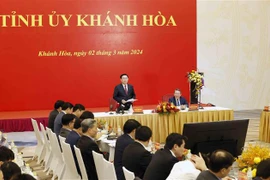 越南国会主席王廷惠与庆和省省委常务委员会举行工作会议