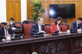 越南政府副总理陈流光会见新加坡贸工部第二部长陈诗龙