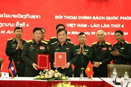 加强越老国防合作