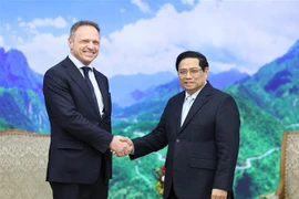 越南政府总理范明政会见意大利农业、粮食主权和林业部部长