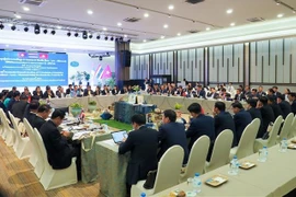 促进越老泰三国共用8号和12号公路的9省之间的全面合作