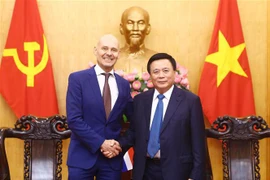 胡志明国家政治学院院长会见荷兰驻越大使基斯·范巴尔