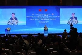 越南国会主席王廷惠出席越中贸易投资政策与机遇对话会