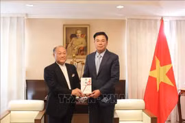 日本宫城县日越交流协会会长镰田敦和越南驻日本大使范光校。图自越通社