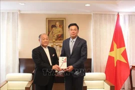 日本宫城县日越交流协会会长镰田敦和越南驻日本大使范光校。图自越通社