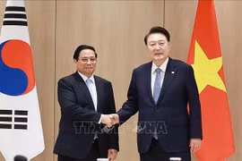 越南政府总理范明政和韩国总统尹锡悦。图自越通社