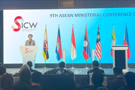 新加坡通讯及新闻部长兼主管智慧国计划及网络安全事务部长杨莉明发表讲话。图自越通社