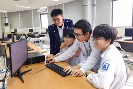 河内阿姆斯特丹重点高中的学生在数字技术平台上学习。图自人民报