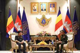 黄春战上将拜会柬埔寨副首相兼国防部部长狄西哈（右）。图自越通社而