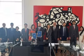 双方代表合影。图自越通社